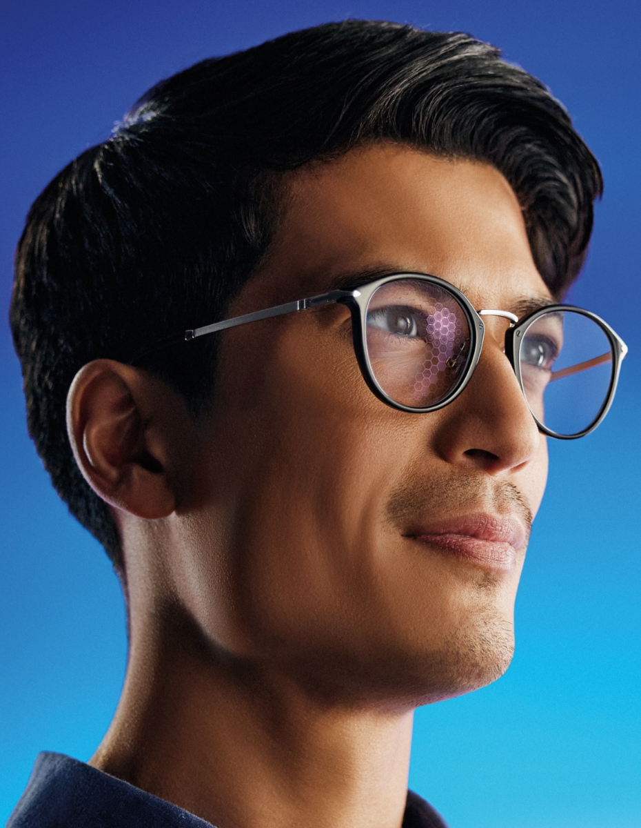 Mann mit Gleitsichtbrille.